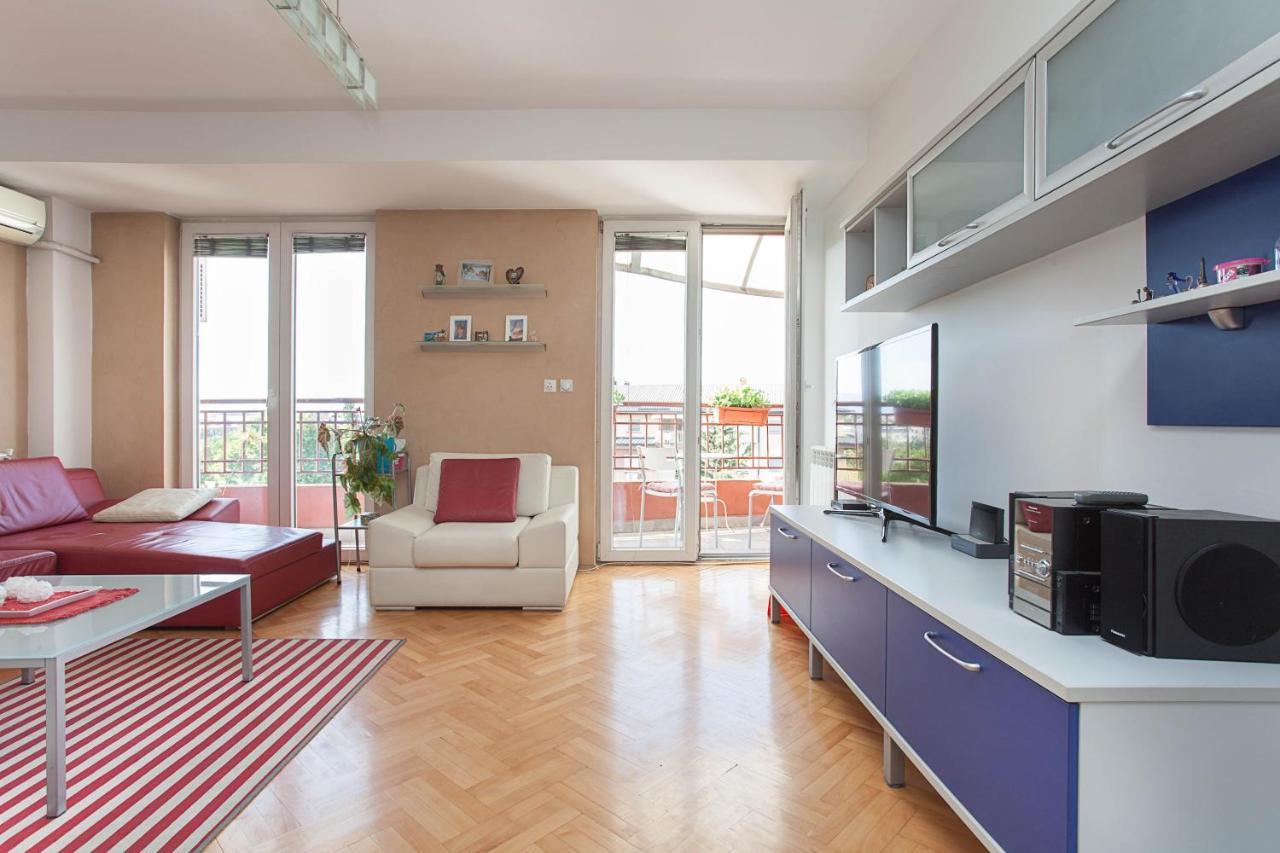Red Apartment Skopje Buitenkant foto