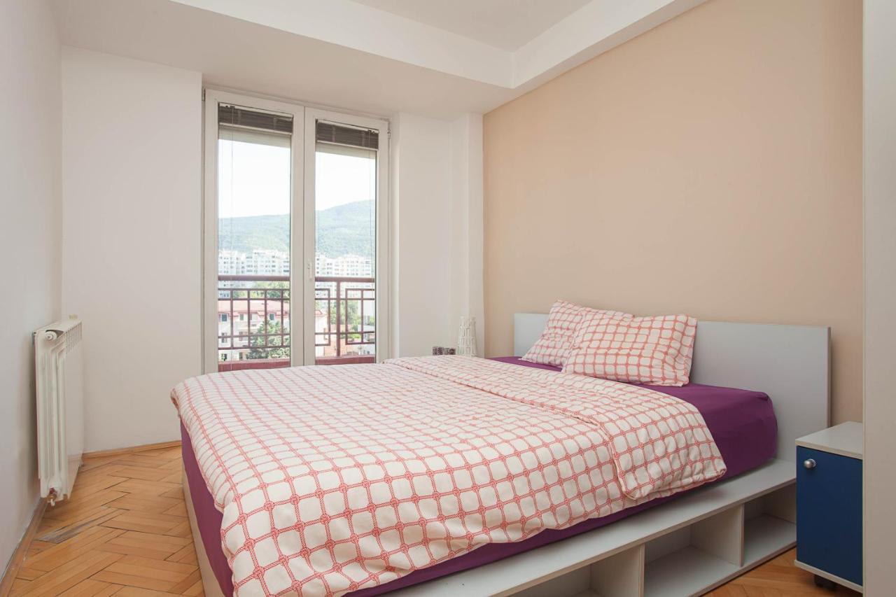 Red Apartment Skopje Buitenkant foto